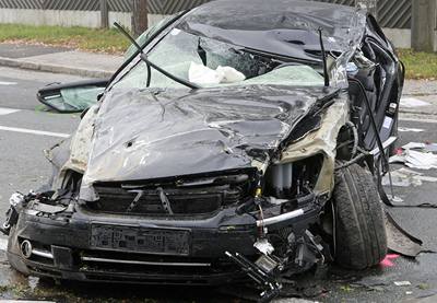 Auto pravdpodobn dostalo smyk a sjelo z vozovky.